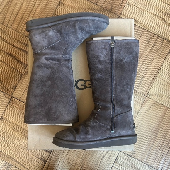 Chocolate Alber UGGs with Zipper (Size 6) - Picture 2 of 16